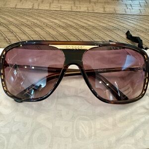 Woman’s Vonzipper Sunglasses